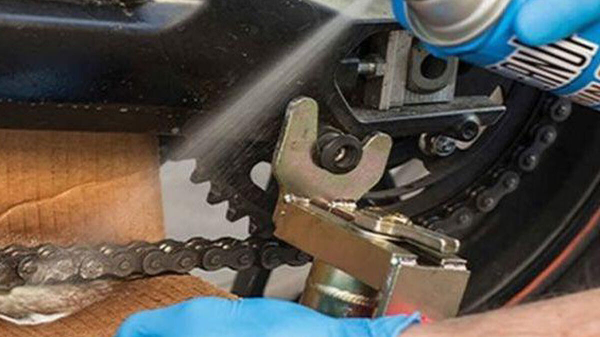 Cómo hacer el mantenimiento de la cadena de moto. Limpiar y desengrasar
