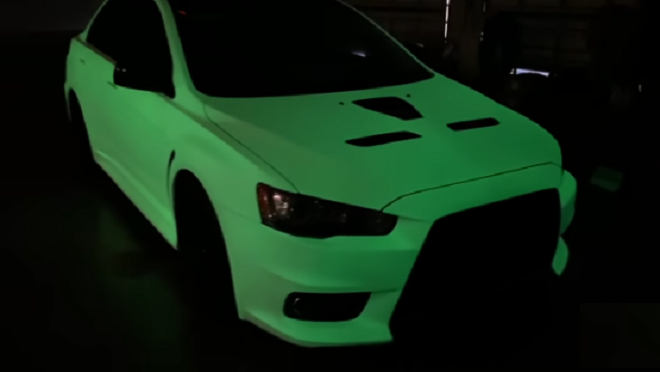 Cómo hacer que un auto brille en la oscuridad?