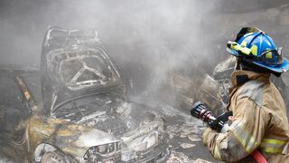 Un incendio desatado en un taller de Zamora calcina 15 vehículos