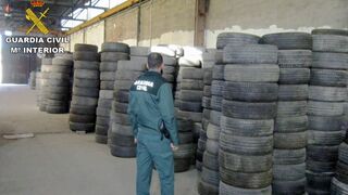 Detenido en Murcia el propietario de un vertedero ilegal de neumáticos que iba a enviar a Nigeria
