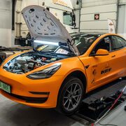 NRF adquiere un Tesla para poner a prueba sus piezas de termocontrol y formar en eléctricos a talleres