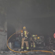 Un incendio en un taller de  Esplugues de Llobregat (Barcelona) daña dos vehículos