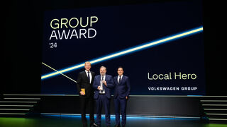 Bruno Vianello, presidente de Texa, con el premio concedido por Grupo Volkswagen
